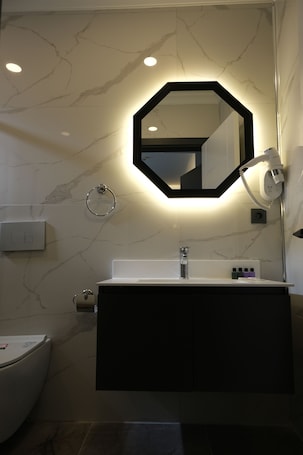 Classic Triple Room | In-room safe, desk, soundproofing, free WiFi. The Pearl Airport Hotel