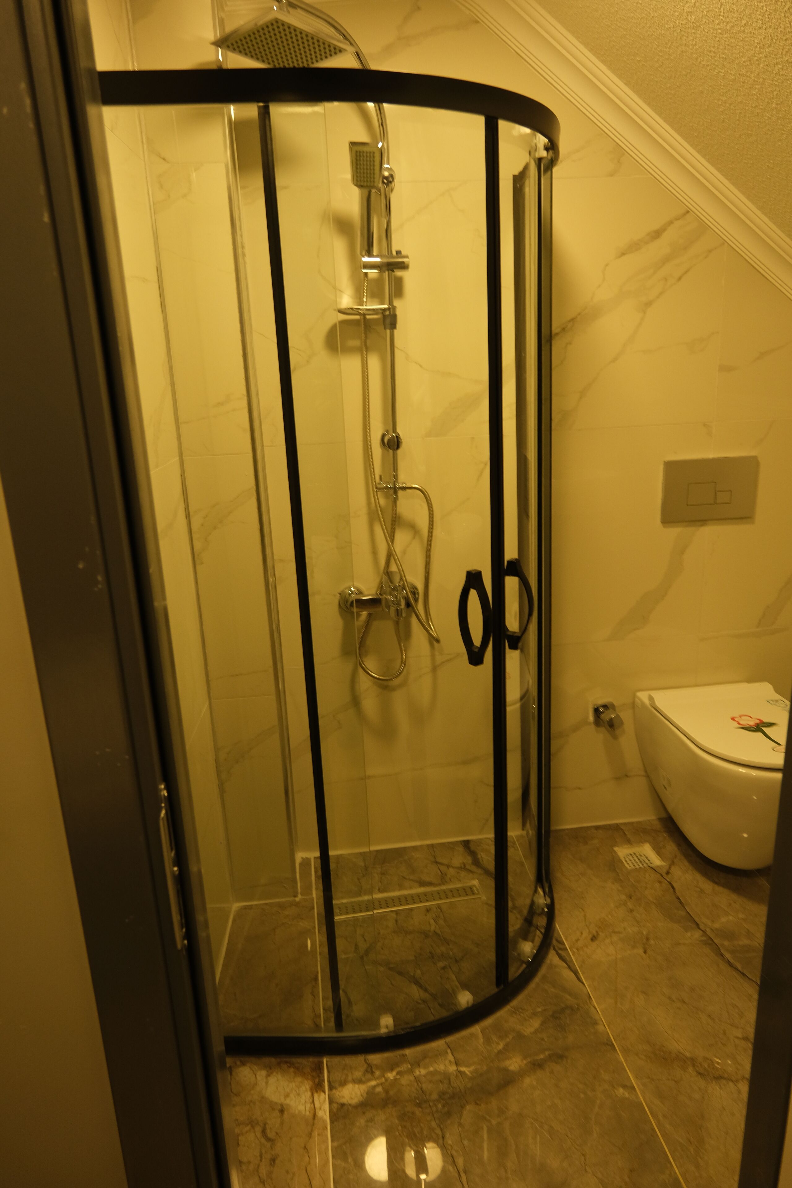 standard single room | bathroom | shower, rainfall showerhead, hair dryer, slippers