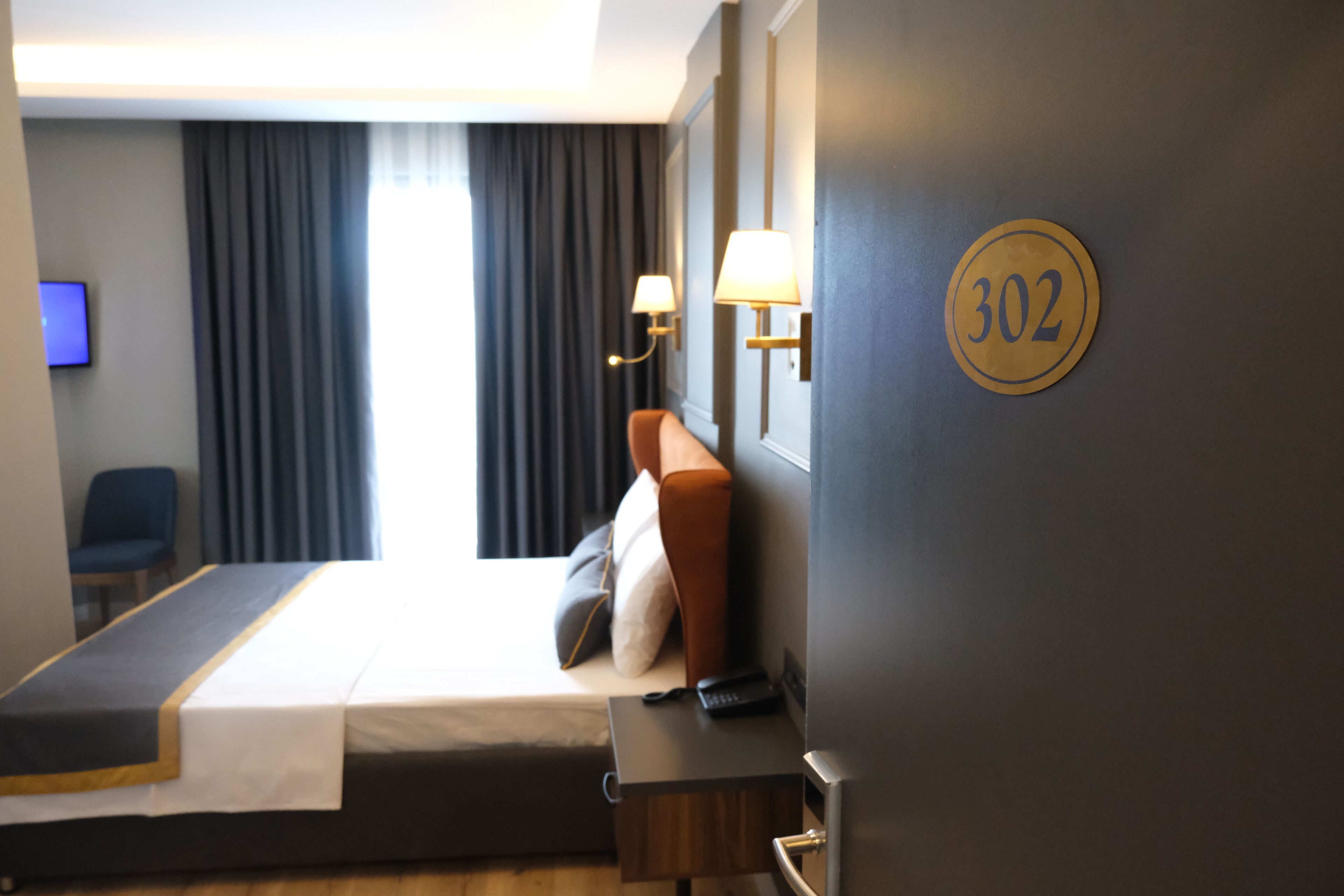 standard double room | 1 bedroom, in-room safe, desk, soundproofing