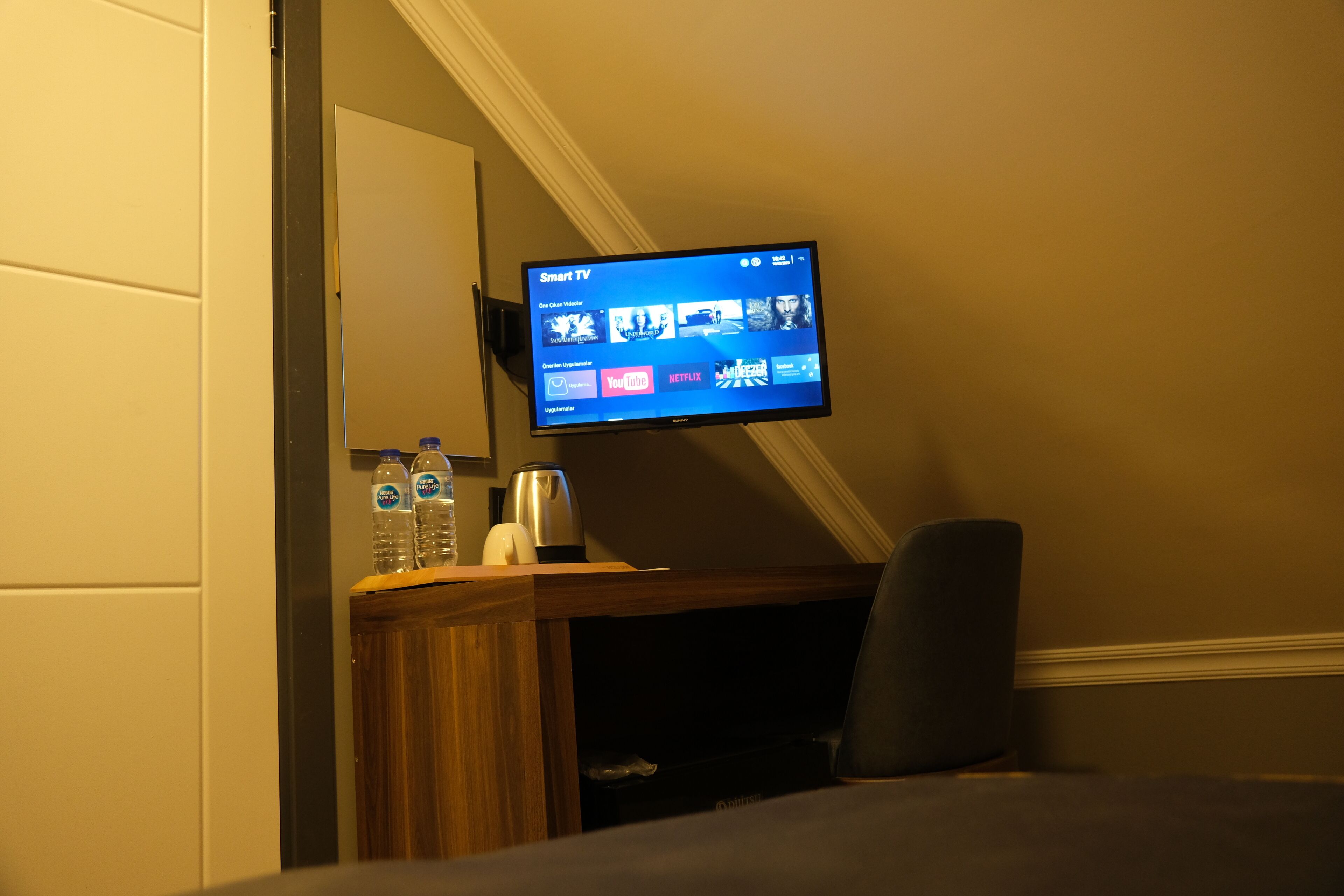 standard single room | 1 bedroom, in-room safe, desk, soundproofing