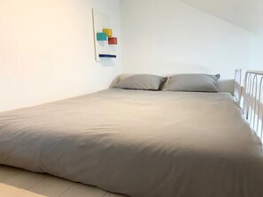 1 bedroom, desk, free WiFi, bed sheets