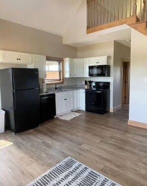 Een koelkast, een microgolfoven, een oven, een kookplaat