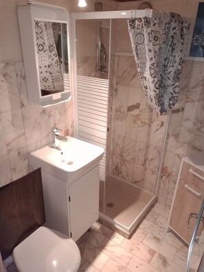 Shower - Appartement Meublé Evasion, Proche des Thermes de Barbotan (Cazaubon)