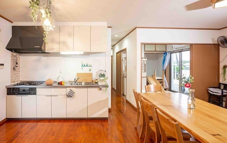 Fridge, microwave, stovetop, cookware/dishes/utensils. A private inn with a slide / Amami Kagoshima