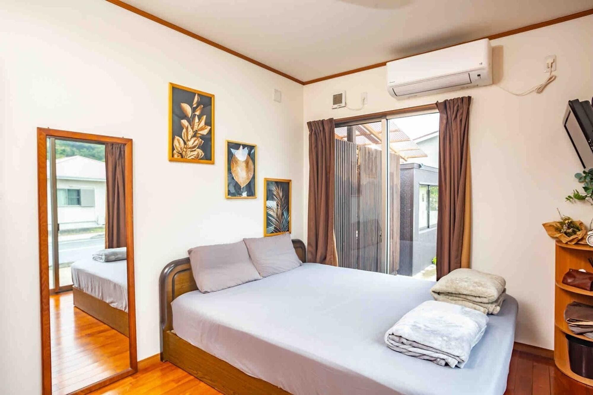 4 室のベッドルーム、デスク、WiFi (無料)、ベッドシーツ