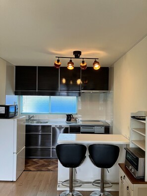 Frigorifero, microonde, piano cottura, lavastoviglie