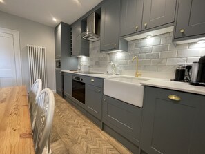 冰箱、微波炉、烤箱、炉灶