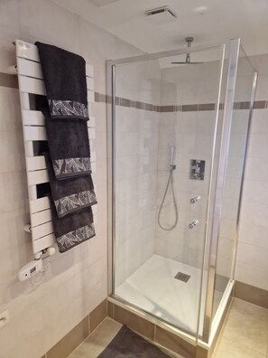 Dusche, Haartrockner, Handtücher