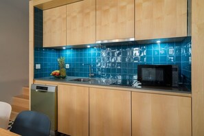 Réfrigérateur, four à micro-ondes, surface de cuisson, lave-vaisselle