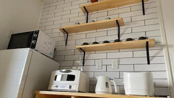 Fridge, microwave, stovetop, cookware/dishes/utensils