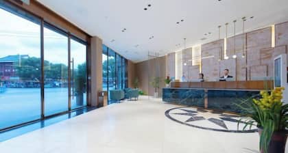 Tongren Grand Hotel (Tongren High-speed Railway Station Ancient City Pedestrian Street Branch)