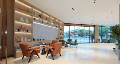 Tongren Grand Hotel (Tongren High-speed Railway Station Ancient City Pedestrian Street Branch)