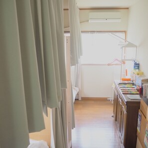 2 makuuhuonetta, työpöytä, silitysrauta/-lauta, ilmainen Wi-Fi