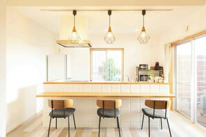 Frigorífico, microondas, placa de cocina y utensilios de cocina