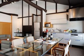 Frigorífico, microondas, placa de cocina y utensilios de cocina