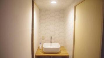 Sèche-cheveux, serviettes fournies, papier toilette