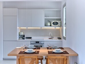 Fridge, microwave, oven, coffee/tea maker