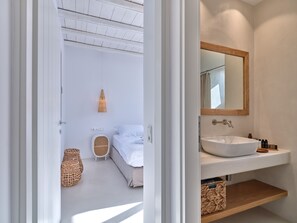 Ensemble douche/baignoire, sèche-cheveux, serviettes fournies, savon