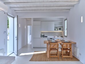 Réfrigérateur, micro-ondes, four, cafetière/bouilloire