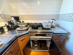 Geladeira, micro-ondas, cooktop, talheres/pratos/utensílios de cozinha