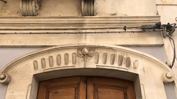 A wooden double door with a decorative arch above it. - Casa Negli Iblei - South East Sicily (Canicattini Bagni)