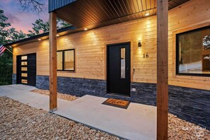 Exterior detail - Modern OZ Cabin @ Summit School Trail (Bella Vista)