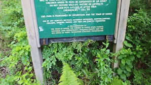Une pancarte accueillant les visiteurs de l’église de pierre de Dover, et indiquant les règles et les consignes à respecter.