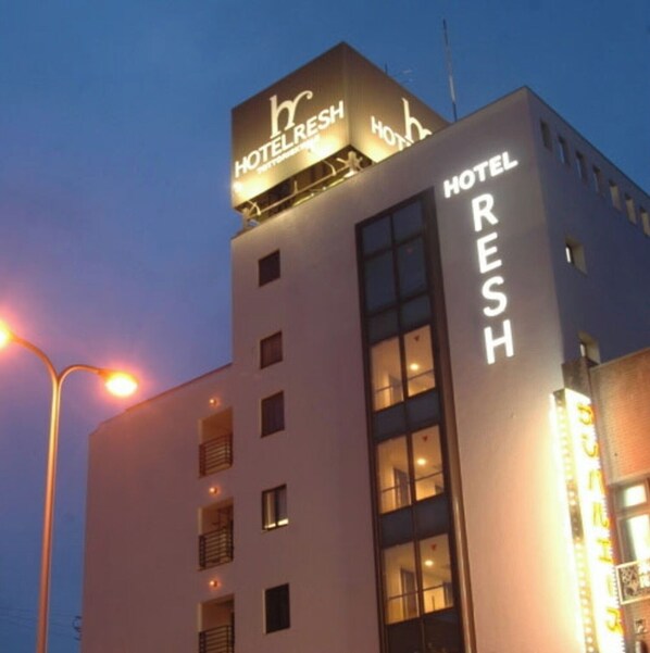 Hotel Resh features a sleek, contemporary design with a flat roof and evenly spaced windows.