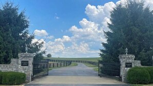 Un camino de entrada cerrado que conduce a una propiedad llamada 'Dunabrick'.