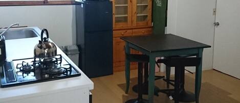 Refrigerador, microondas, placa de cocina, utensilios de cocina