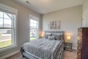 3 bedrooms, desk, iron/ironing board, free internet
