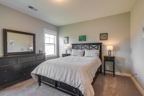 3 habitaciones, escritorio y tabla de planchar con plancha