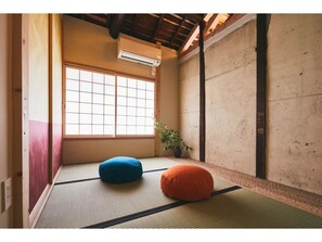 Interior - BIO_001 Light footwork for travel and work - 001 / Osaka Ōsaka (Osaka)