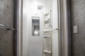 Haartrockner, Handtücher, Seife, Shampoo