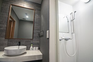 Haartrockner, Handtücher, Seife, Shampoo