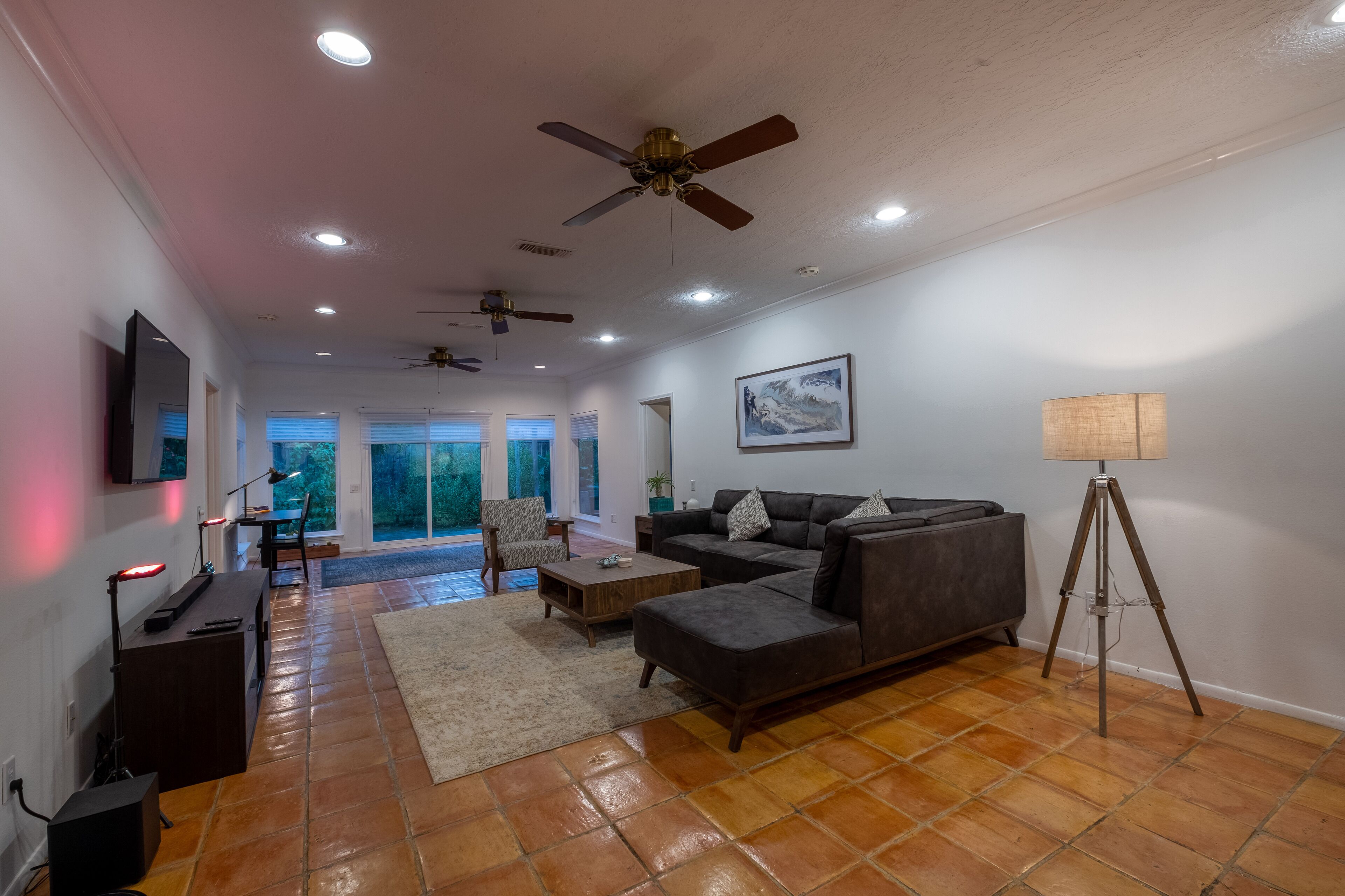 Contemporary family gateaway 3 BR  with backyard