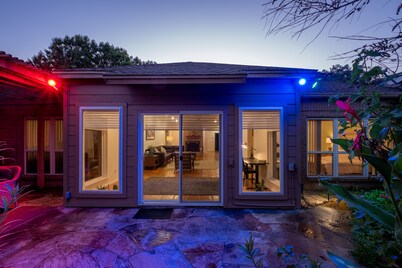 Contemporary family gateaway 3 BR with backyard