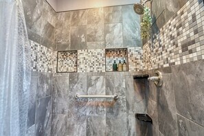 Chuveiro, secador de cabelo, toalhas de banho, shampoo