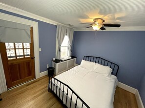 2 bedrooms, travel crib, WiFi, bed sheets - Spacious Capitol Hill 2 Bedroom Apartment with Free Parking (Washington)