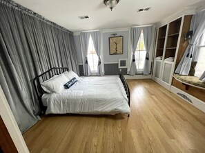 2 bedrooms, travel crib, WiFi, bed sheets - Spacious Capitol Hill 2 Bedroom Apartment with Free Parking (Washington)