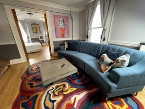 2 عدّة غرف نوم وسرير سفر وواي فاي وملاءات أسرّة