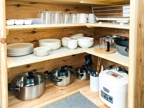 Réfrigérateur, micro-ondes, plaque de cuisson, cafetière/bouilloire