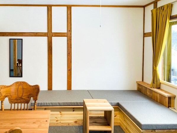 Interior - Colline Yellow / Myoko Niigata (Myoko)