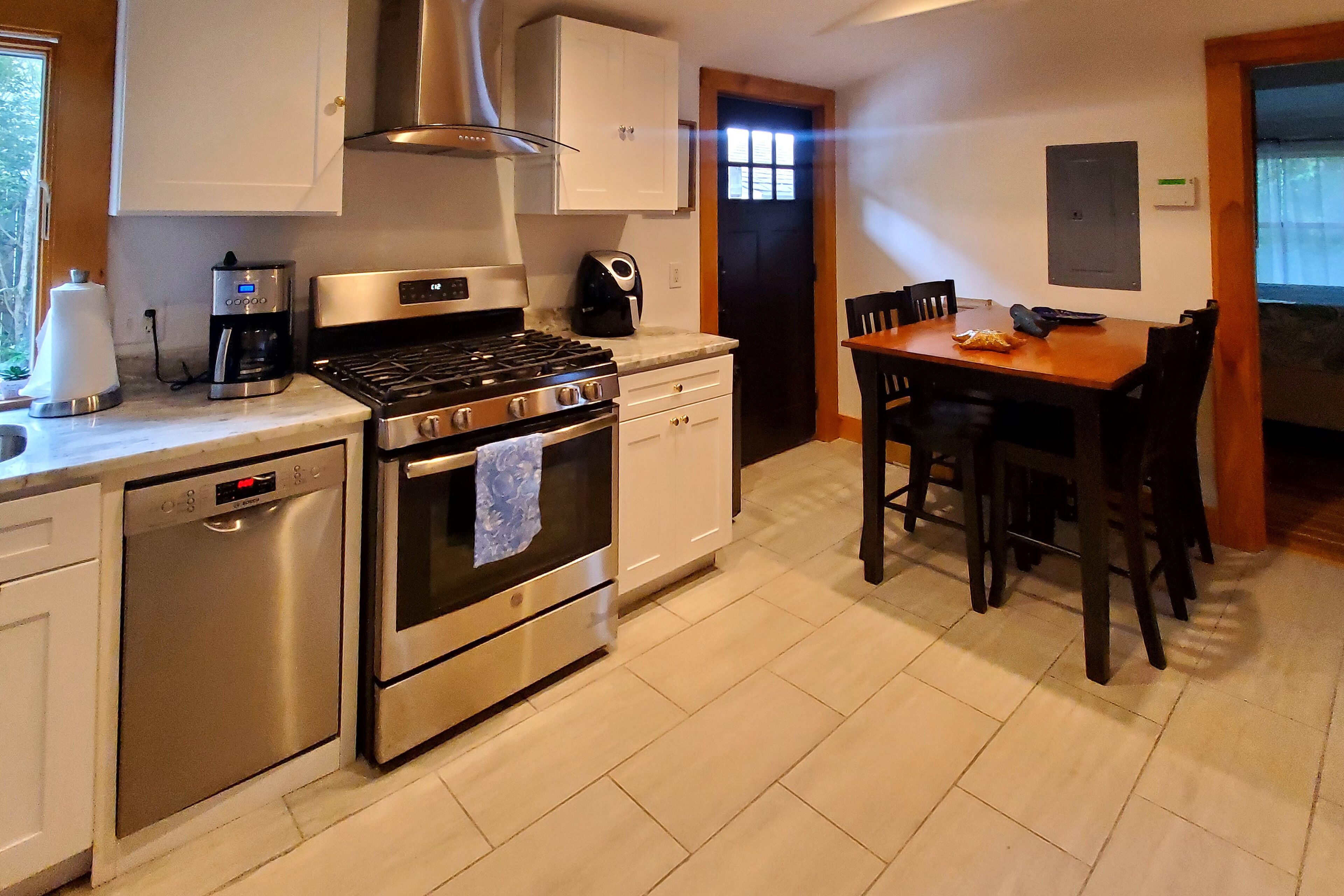Spacious family-friendly home with fast WiFi, beach access, & washer/dryer