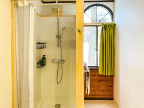 Sèche-cheveux, serviettes fournies