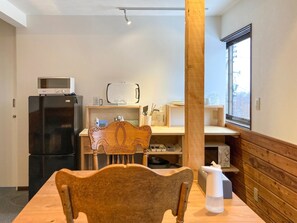 Réfrigérateur, micro-ondes, plaque de cuisson, grille-pain