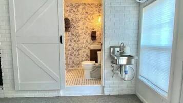 淋浴设施、吹风机、毛巾、肥皂