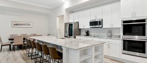 ثلاجة، ميكروويف، فرن، موقد طهي مسطح