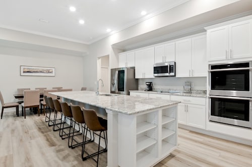 Spacious 5-Bedroom Oasis - Great for Group Stays!