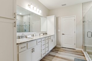 Combined shower/tub, towels, toilet paper - Spacious 5-Bedroom Oasis - Great for Group Stays! (Tampa)